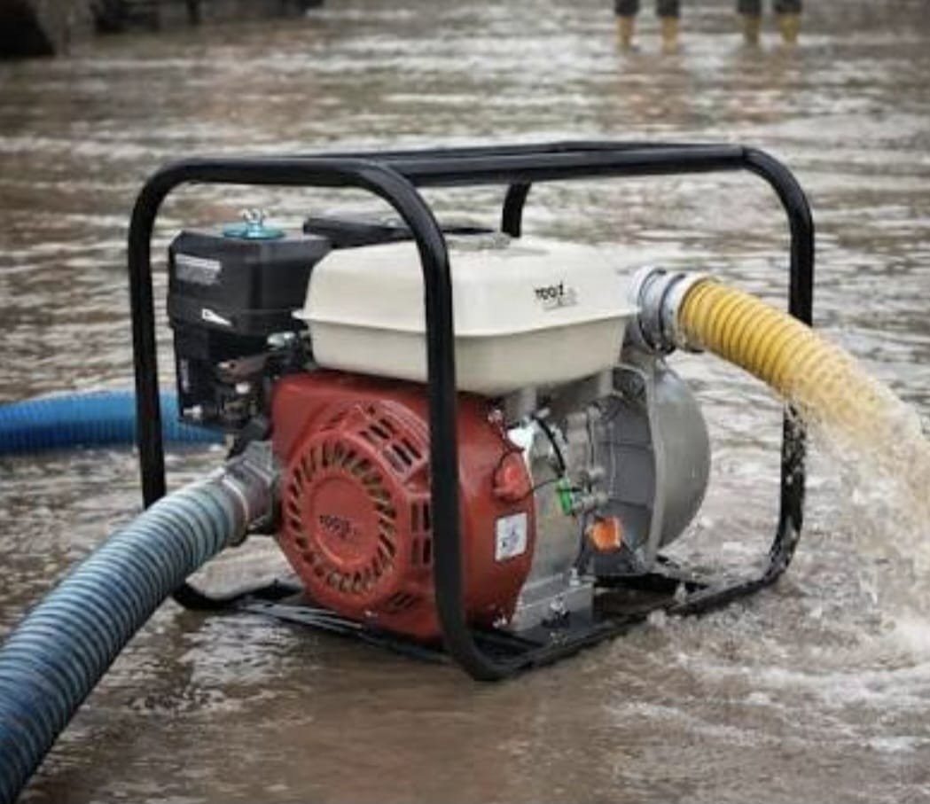 Motobomba a gasolina evacuando agua en obra
