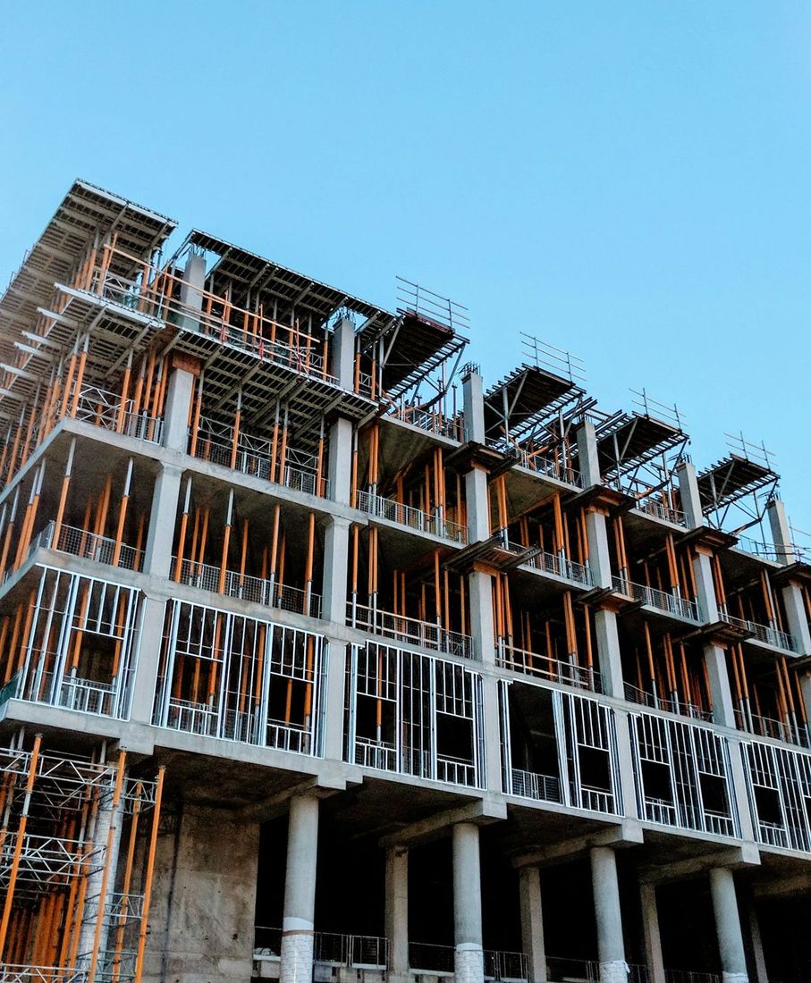Parales metálicos y encofrado en edificio en construcción