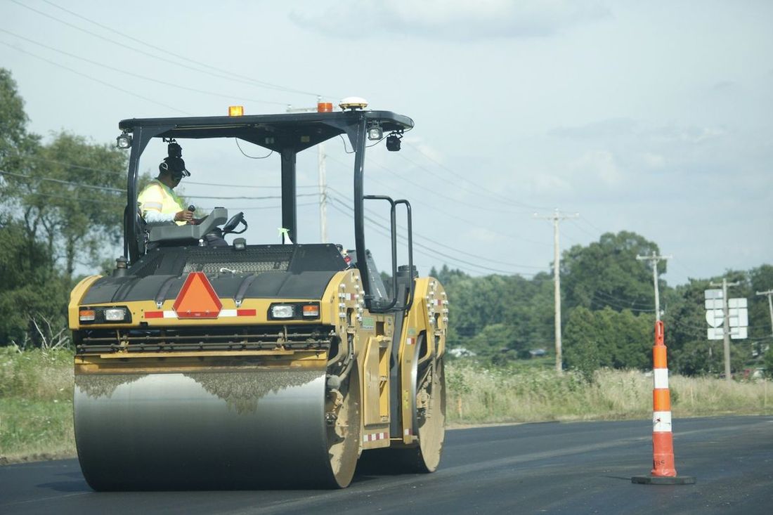 Compactación y terminado de pavimento en vía