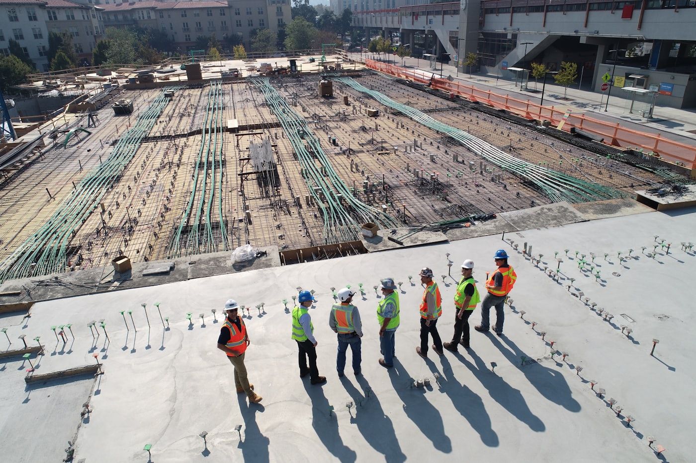 Obra civil en construcción con equipos y personal técnico