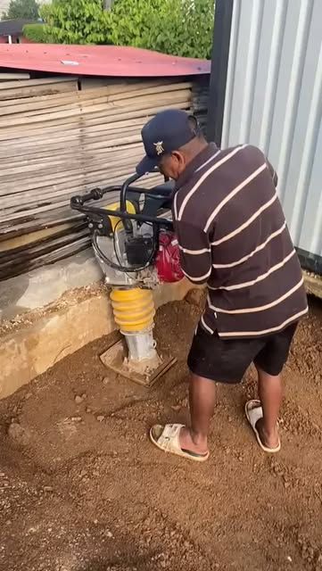 Operario compactando terreno con apisonador canguro