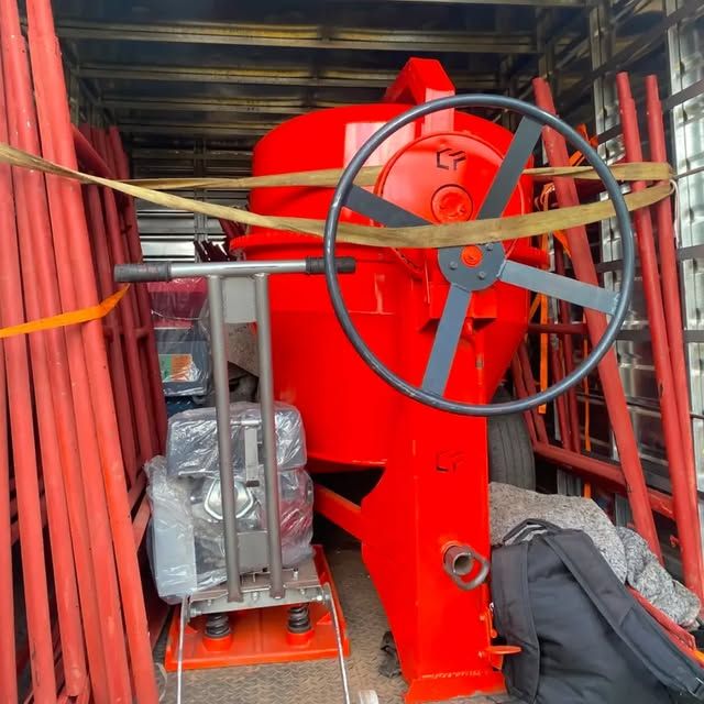 Mezcladora de concreto y parales cargados para despacho