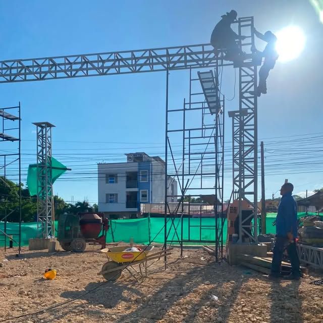 Montaje de estructura metálica y andamios en obra en Lorica