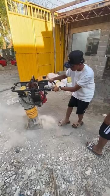 Compactación de terreno con equipo a gasolina
